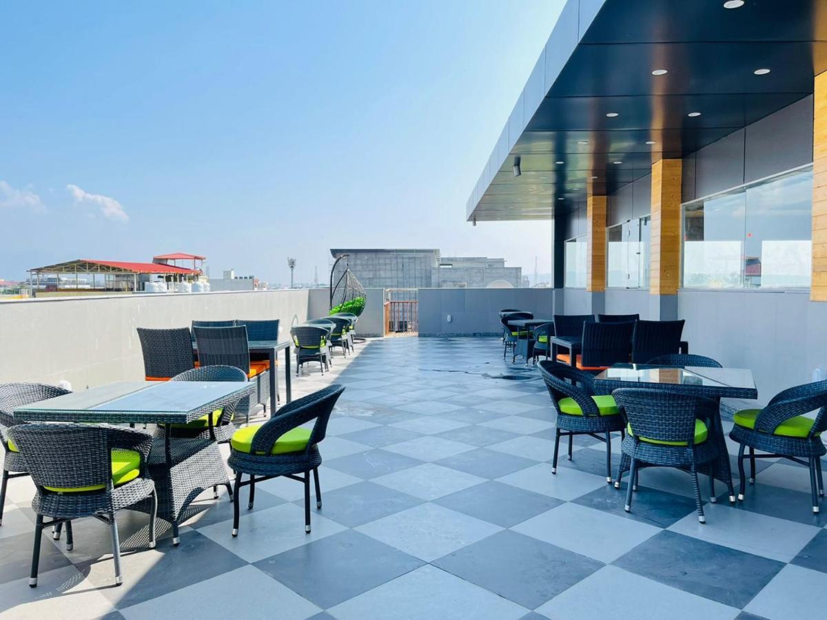 Zip By Spree Hotels Grand Legacy Prime Ντεχραντούν Εξωτερικό φωτογραφία