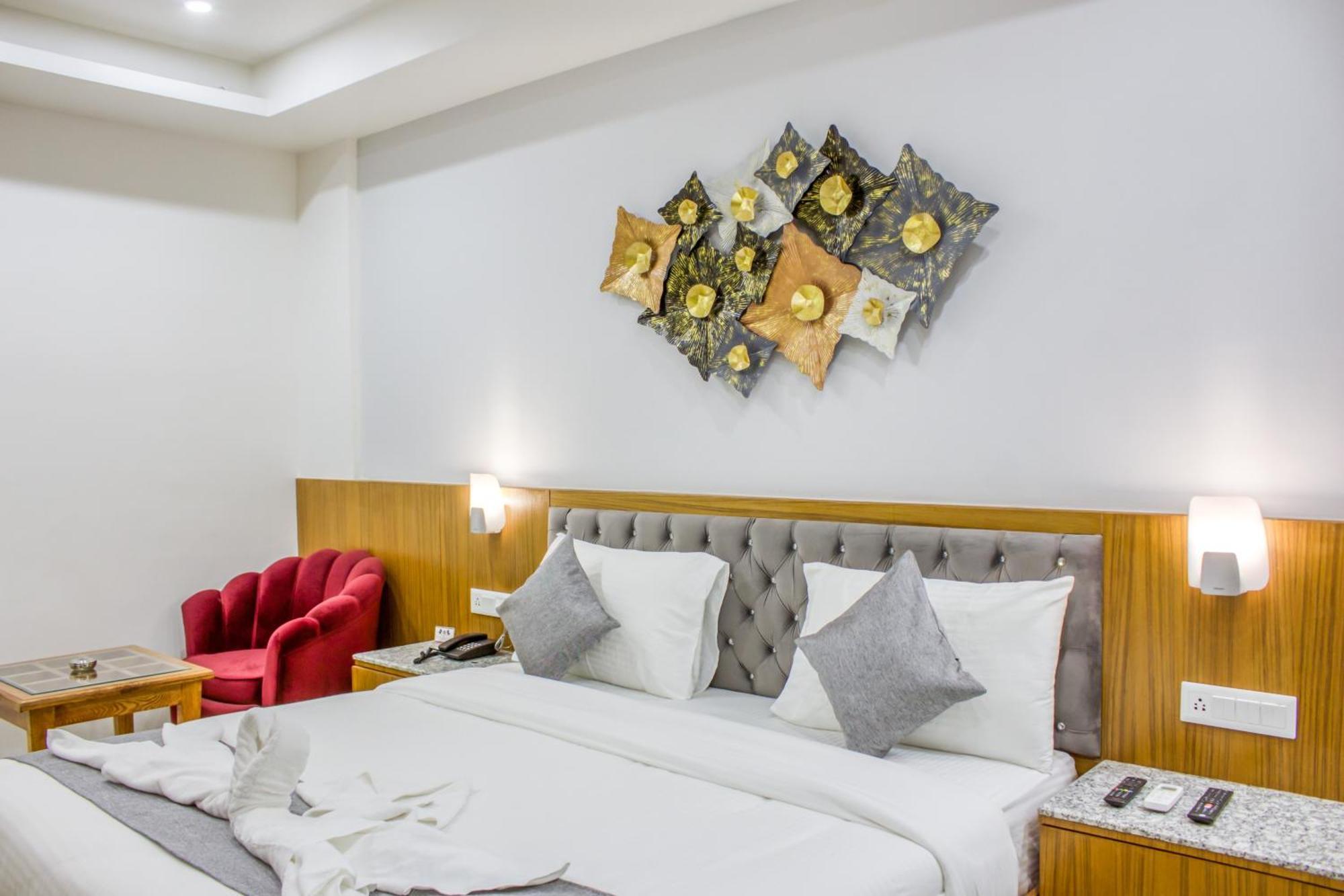 Zip By Spree Hotels Grand Legacy Prime Ντεχραντούν Εξωτερικό φωτογραφία